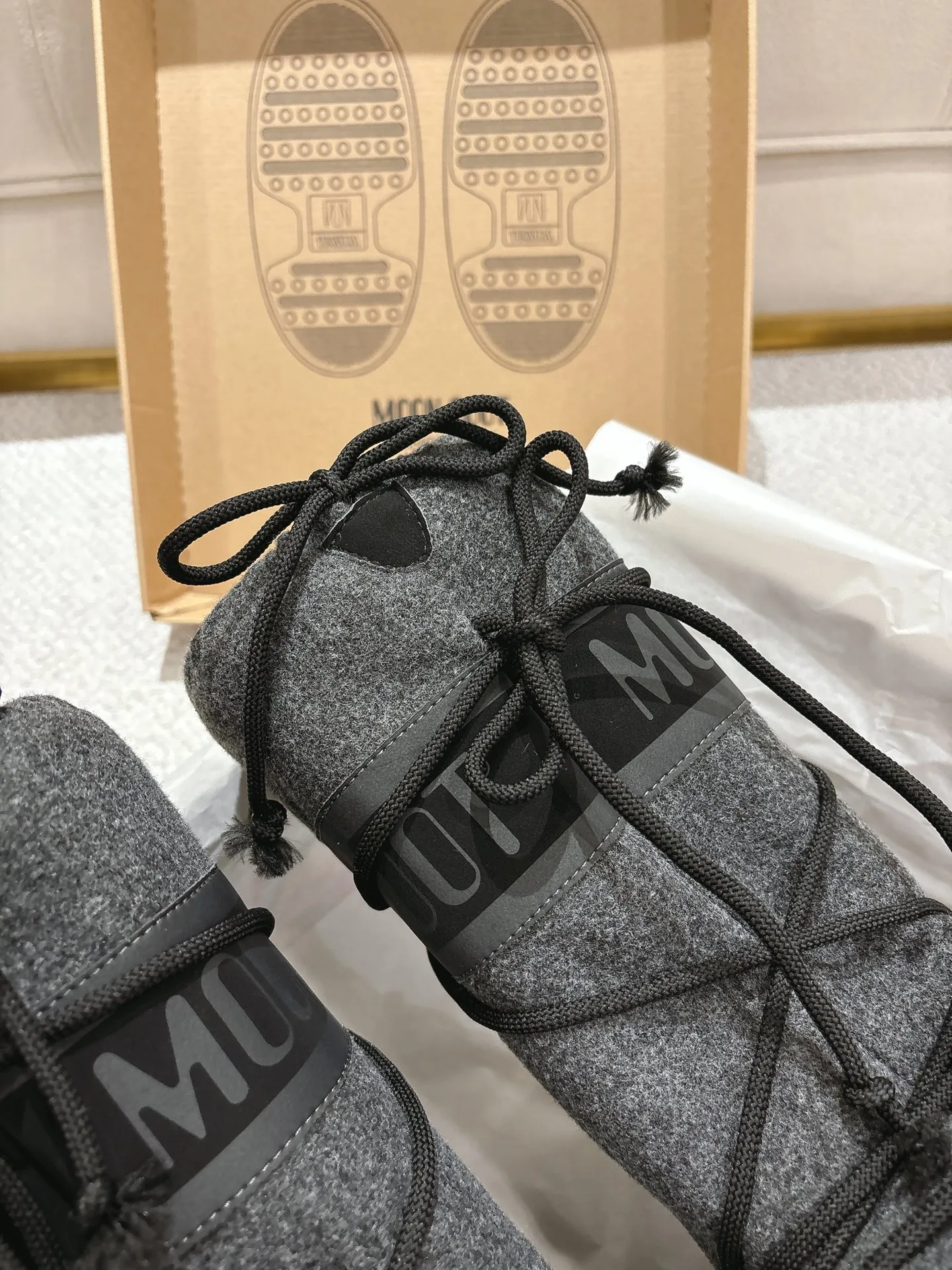 p660 [Exclusive top quality | New upgrade] Moon Boot 2025 autumn and winter hot snow boots are here! Don’t just focus on UGG anymore, fashionistas have already changed to these "ugly moon boots" ✨ 🔥Forget UGG! The Moon Boot that was once popular throughout the millennium is back! At that time, Paris Hilton, Victoria Beckham and other top icons were wearing it. Now with the strong return of the Y2K trend, the same QQ show outfit is a must-have for young people!  👢Hidden within 4cm, the legs are slimmer. 💫Looks fluffy, but actually looks slimmer. ❄️Full marks for thermal insulation, no longer cold in winter. 🌟Same style for men and women, regardless of left or right, easy to match. Don’t look at it’s cute appearance, but it instantly transforms into a trend focus! If you want both warmth and style, this is a must-have! ❶Material: original customized nylon cloth ❷Lining: original 100% silk cotton liner ❸Feet: original 100% silk cotton liner ❹Outsole: original molded two-color non-slip outsole ❺Sole thickness: 4cm (including inner height increase) ❻Code number: 35/38; 39/41 ❼Packaging: original full set of packaging ☀Color: official website updated simultaneously